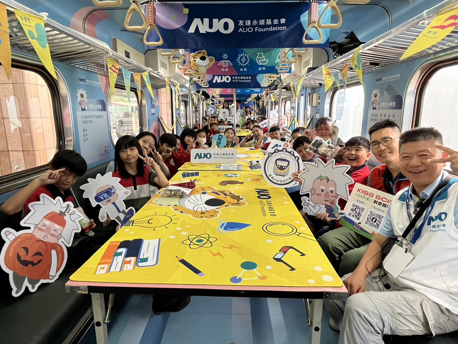 博天堂永續基金會參與「臺灣科普環島列車」，設計基礎科學車廂課程，以「淨零碳排和永續能源」為主題，讓學生透過創意實驗認識淨零知識，以及思考生活中的減碳行為